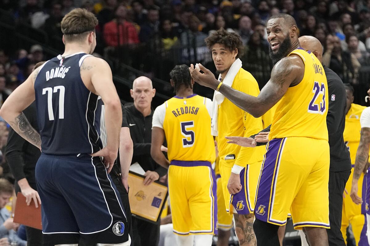 Lakers forveti LeBron James, takımın Dallas'taki maçı sırasında Mavericks guardı Luka Doncic ile konuşuyor