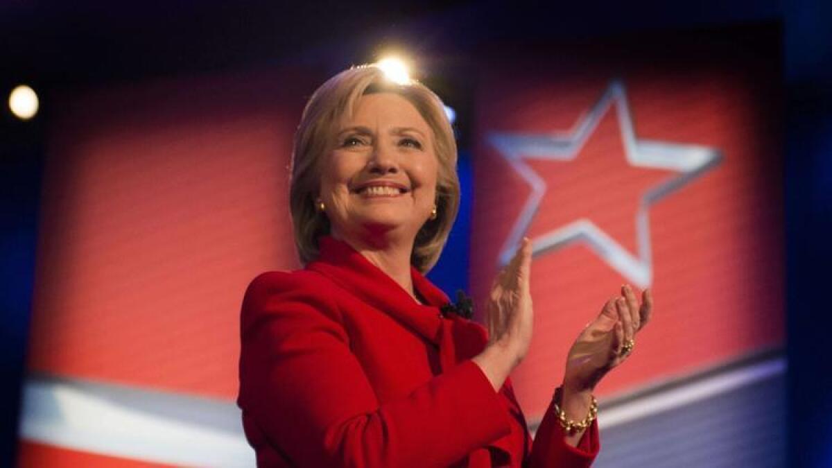 La precandidata presidencial Hillary Clinton destacó su experiencia y credenciales demócratas en el debate de CNN en la Universidad Drake en Des Moines, Iowa, el lunes pasado.