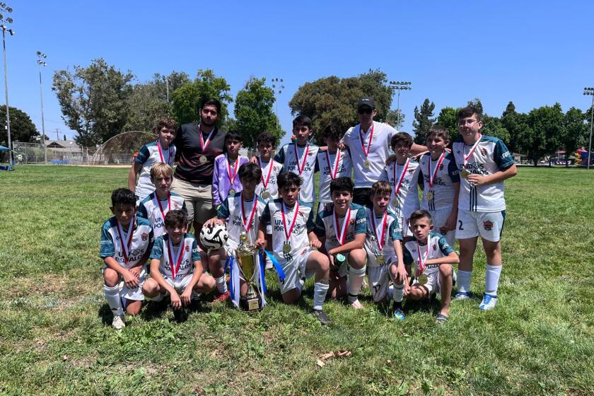 El equipo de futbolistas de Jalos, Jalisco, ganó un torneo amistoso local en su visita a Los Ángeles.