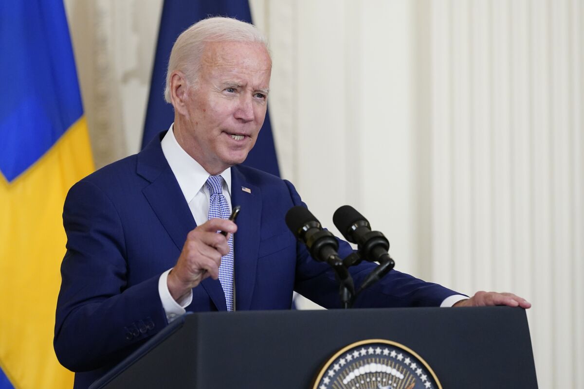 ARCHIVO - El presidente estadounidense Joe Biden habla en la Casa Blanca 