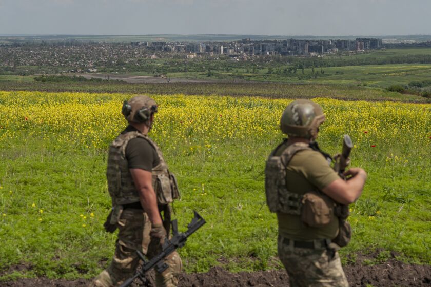 Soldados ucranianos en sus posiciones el lunes 5 de junio de 2023, con la ciudad de Bájmut al fondo, en la región de Donetsk, Ucrania. (Iryna Rybakova vía AP)