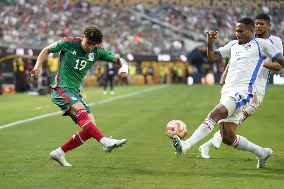 Mexico's Jorge Sanchez, right, crosses the ball as Panama's Eric Davis defends during the first half of the CONCACAF Gold Cup final soccer match Sunday, July 16, 2023, in Inglewood, Calif. (AP Photo/Ashley Landis)