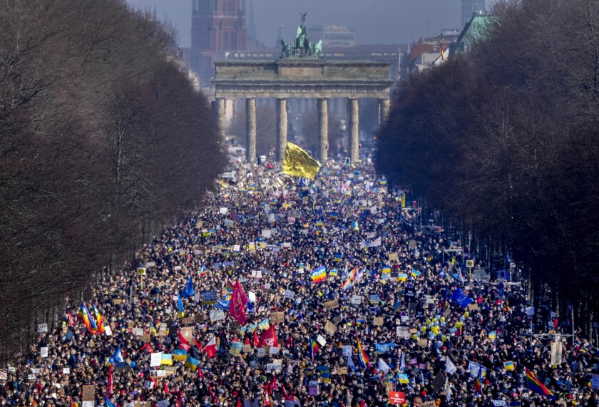 Thousands of people rally in Berlin