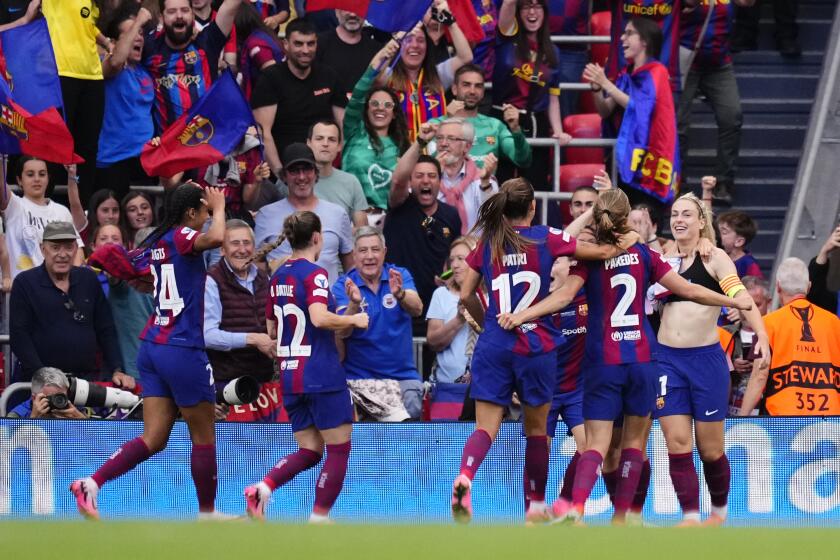 Alexia Putellas del Barcelona felicitada por sus compañeras tras anotar en la final de la Liga de Campeones femenina ante el Lyon el sábado 25 de mayo del 2024. (AP Foto/Jose Breton)