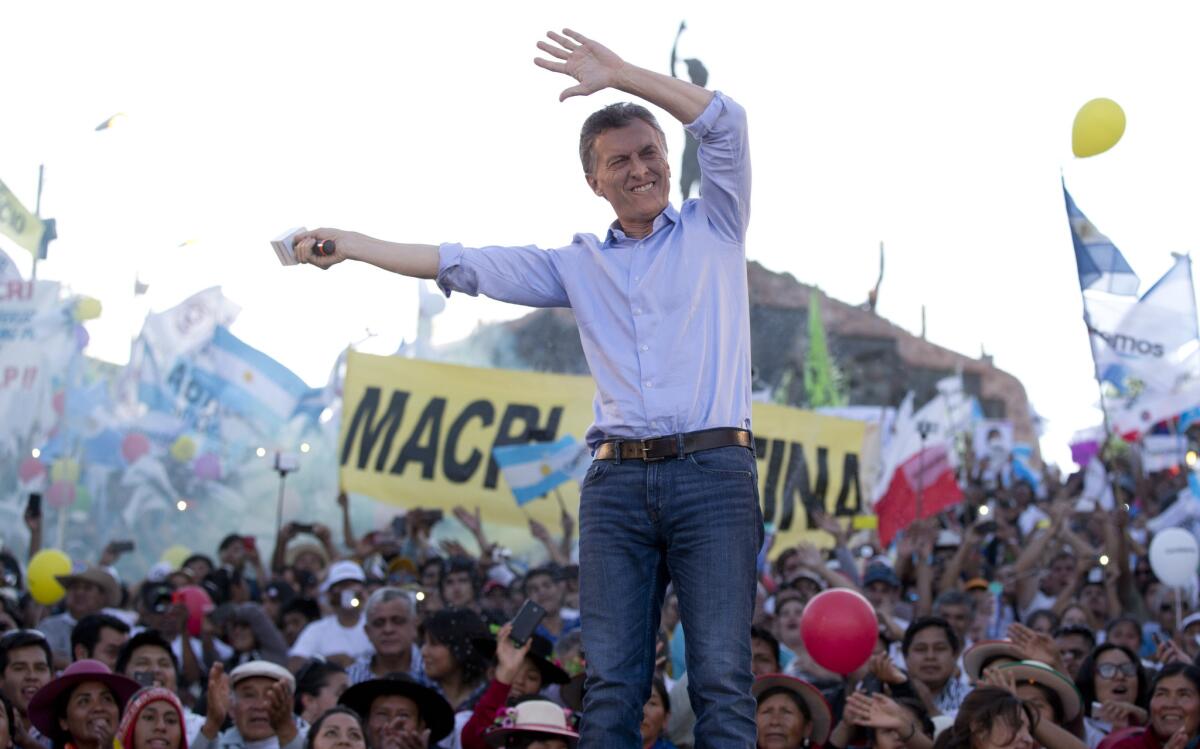 El candidato conservador Mauricio Macri durante el acto de cierre de campaña en Humahuaca, provincia de Jujuy. Macri es favorito de las encuestas para ganar la presidencia en la segunda vuelta, derrotando al candidato oficialista Daniel Scioli.