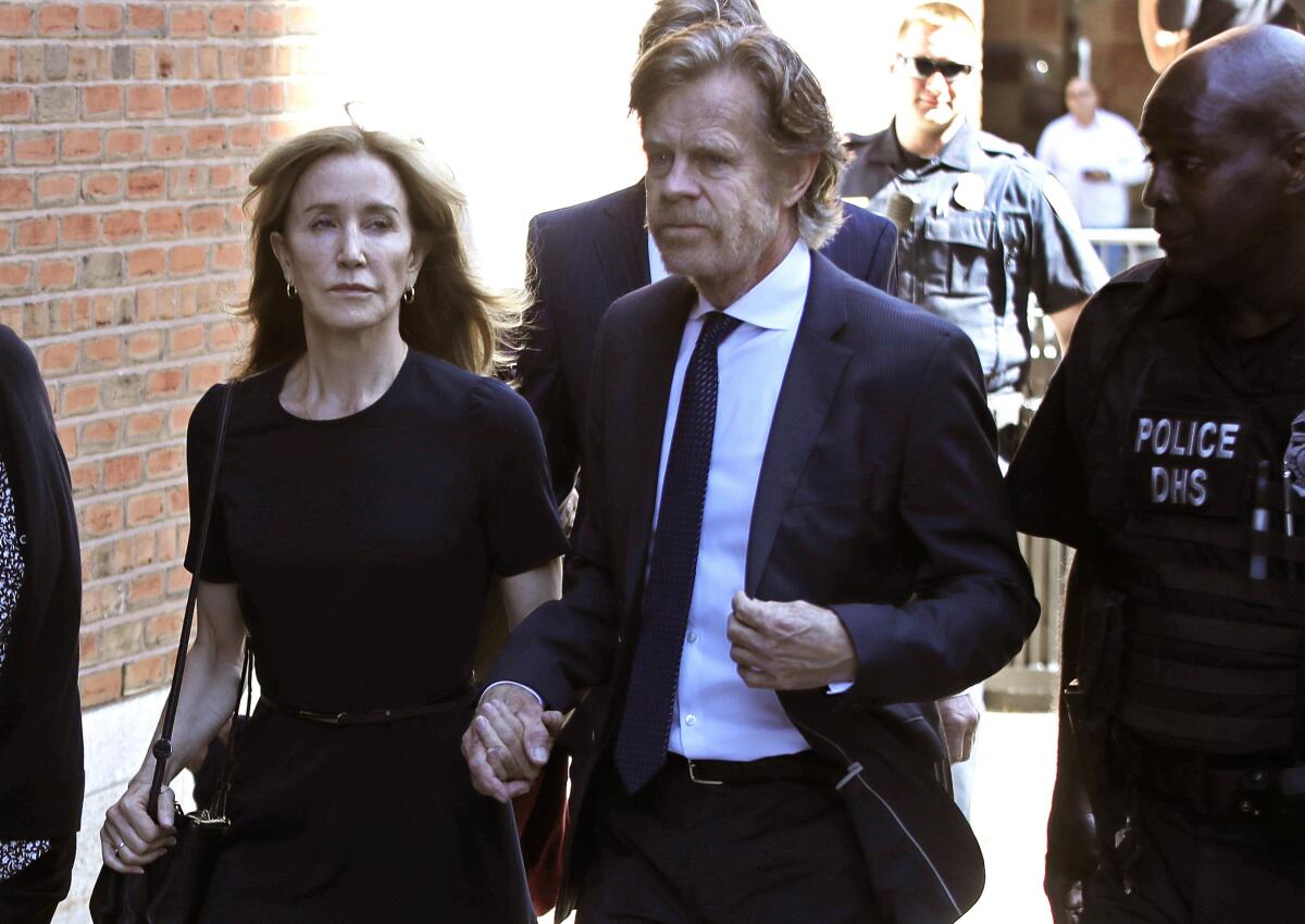 La actriz Felicity Huffman llega a una corte federal con su esposo, el actor William H. Macy, para escuchar su sentencia en un escándalo nacional de sobornos para conseguir ingreso a universidades, el viernes 13 de septiembre del 2019 en Boston.