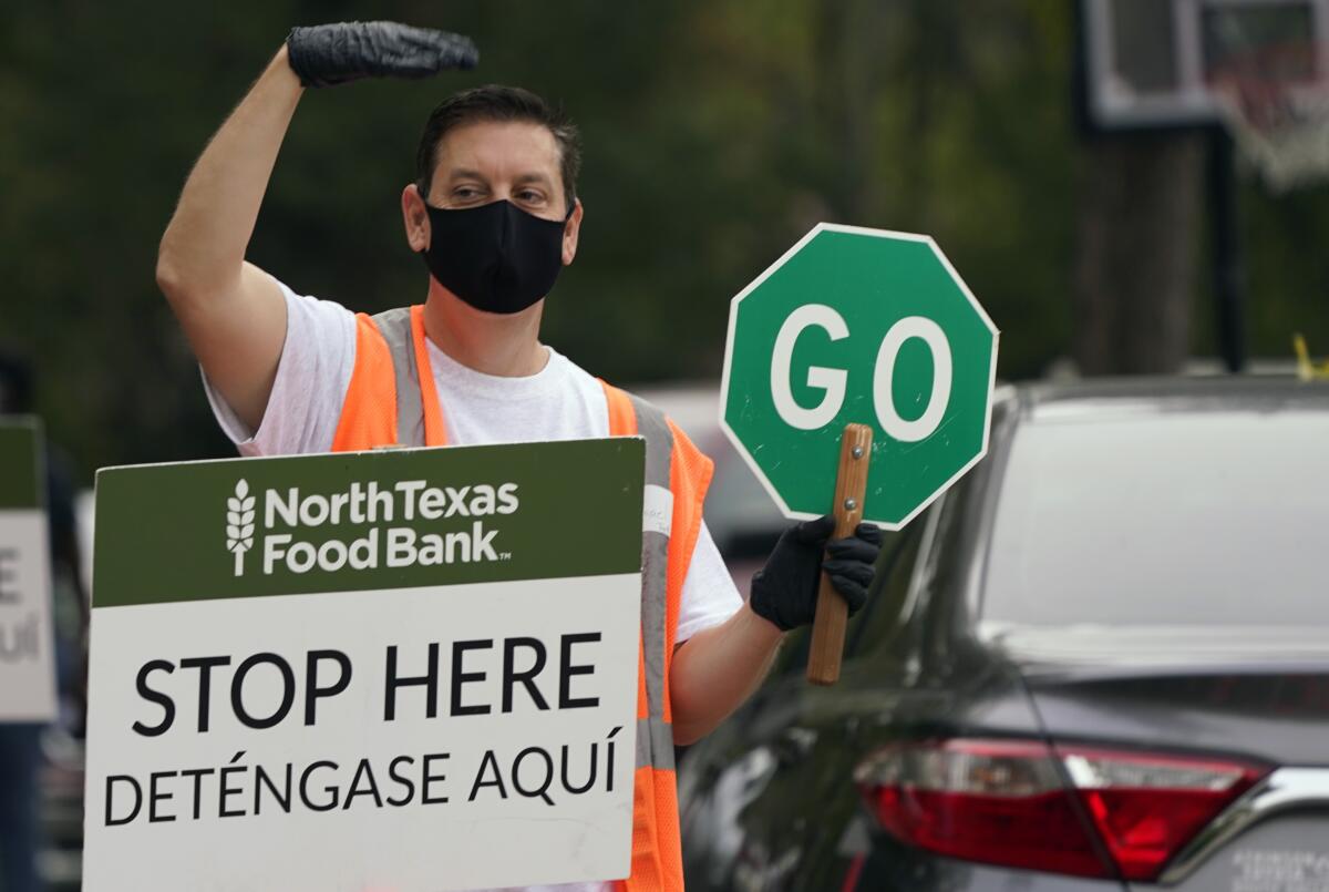 Usando una mascarilla como medida de prevención contra el nuevo coronavirus,