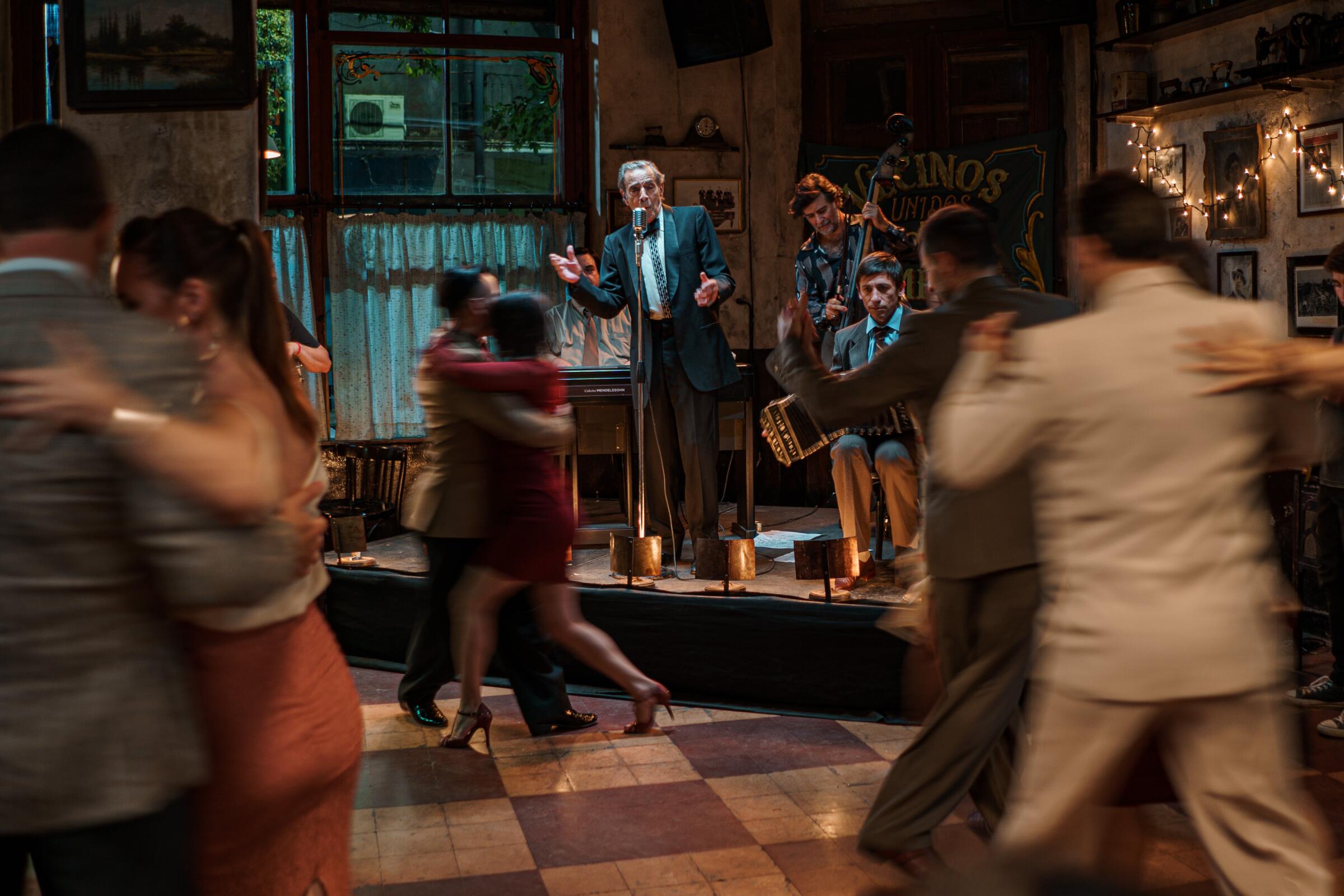 Una escena de la película “Adiós Buenos Aires”, que se exhibe ya en salas de Los Ángeles.