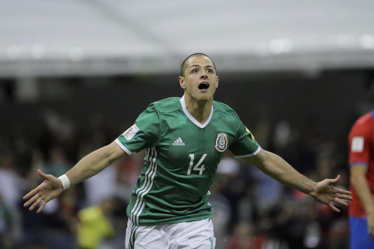 El jugador de la selección de fútbol de México Javier Hernández celebra una anotación ante Costa Rica hoy, 24 de marzo de 2017, durante un partido de la fecha 3 del hexagonal final de las Eliminatorias Concacaf rumbo al Mundial Rusia 2018, celebrado en el Estadio Azteca de Ciudad de México (México). EFE/José Méndez ** Usable by HOY and SD Only **