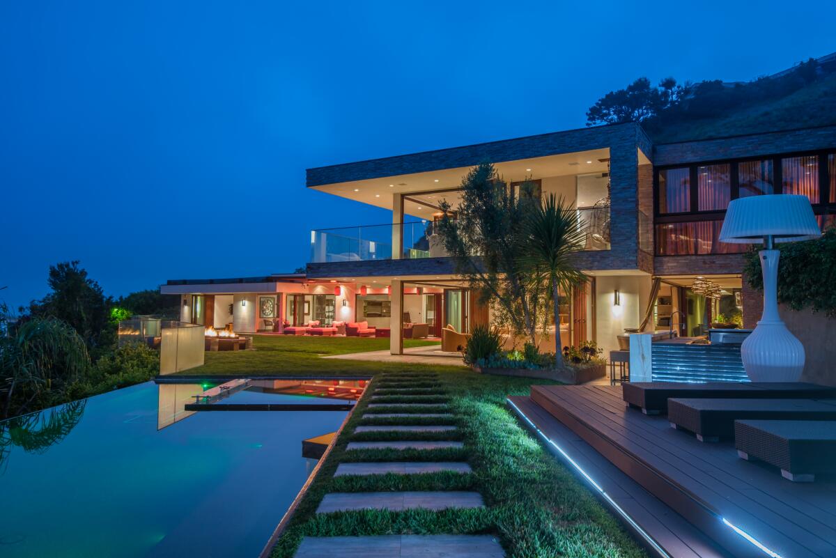A contemporary home with an infinity pool in Pacific Palisades.