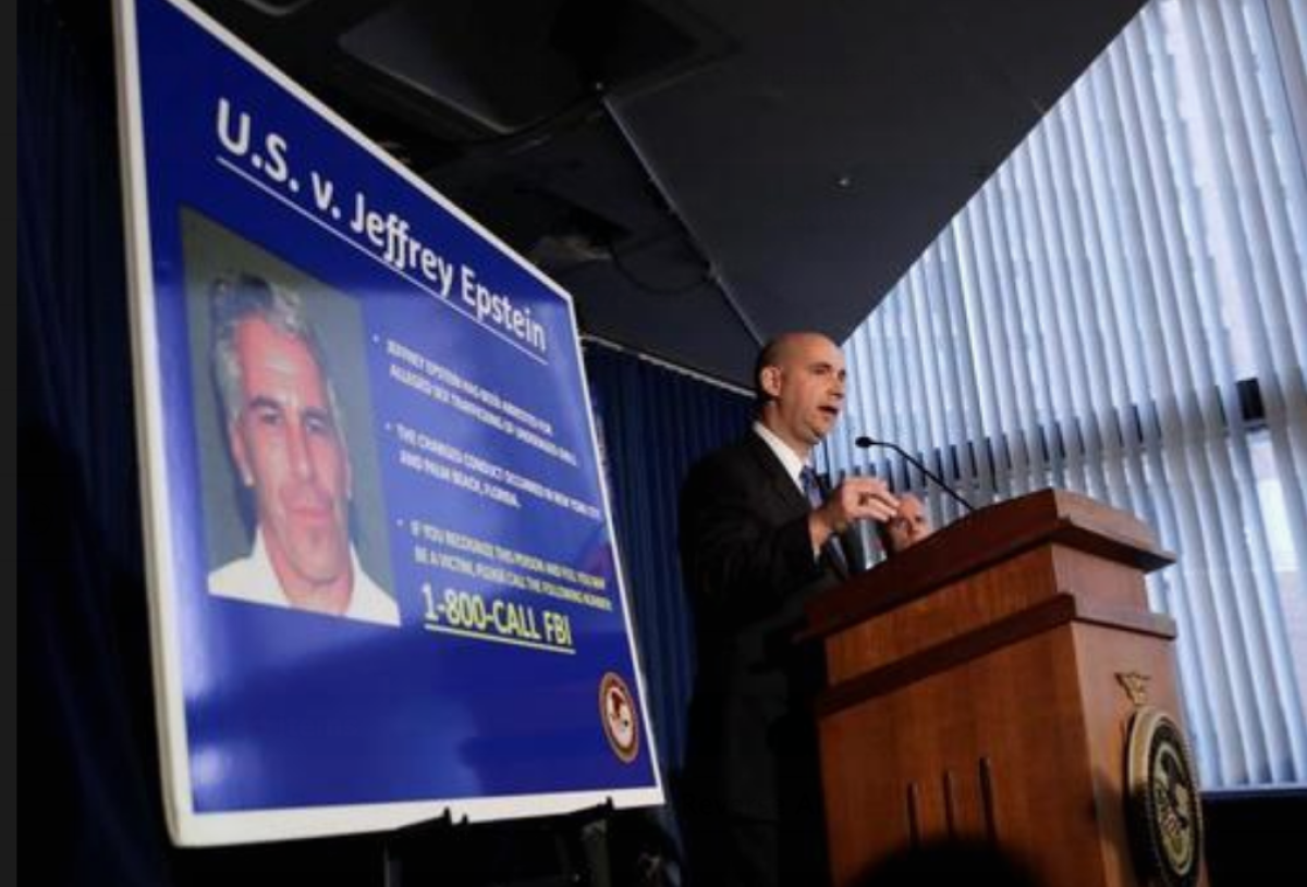 El subdirector a cargo William F. Sweeney habla durante una conferencia de prensa sobre el arresto del financiero estadounidense Jeffrey Epstein en Nueva York, EE. UU., el 8 de julio de 2019. EFE/EPA/Jason Szenes/Archivo