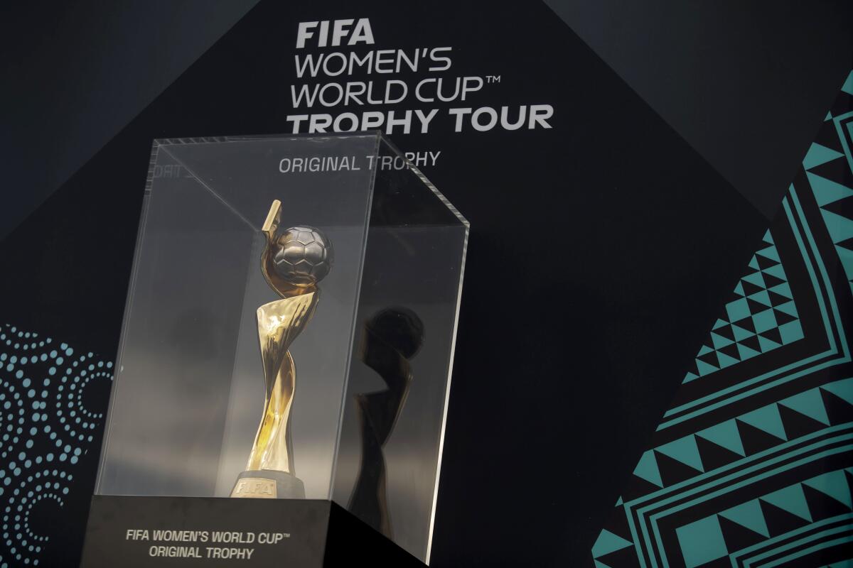 ARCHIVO - El trofeo de la Copa Mundial femenina de fútbol durante un acto de promoción 