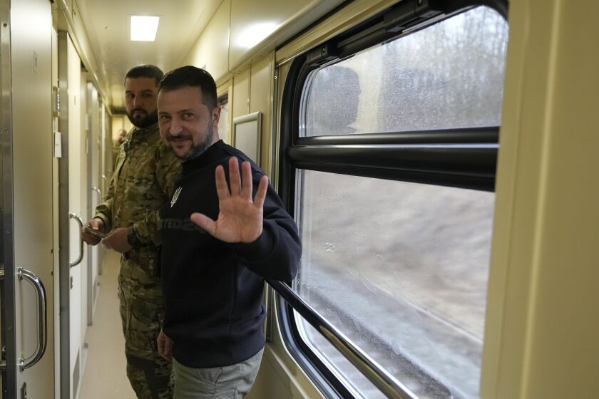 El presidente ucraniano Volodymyr Zelenskyy se despide tras una entrevista con The Associated Press en un tren de la región de Sumy a Kiev, Ucrania, el 28 de marzo de 2023. (AP Foto/Efrem Lukatsky)