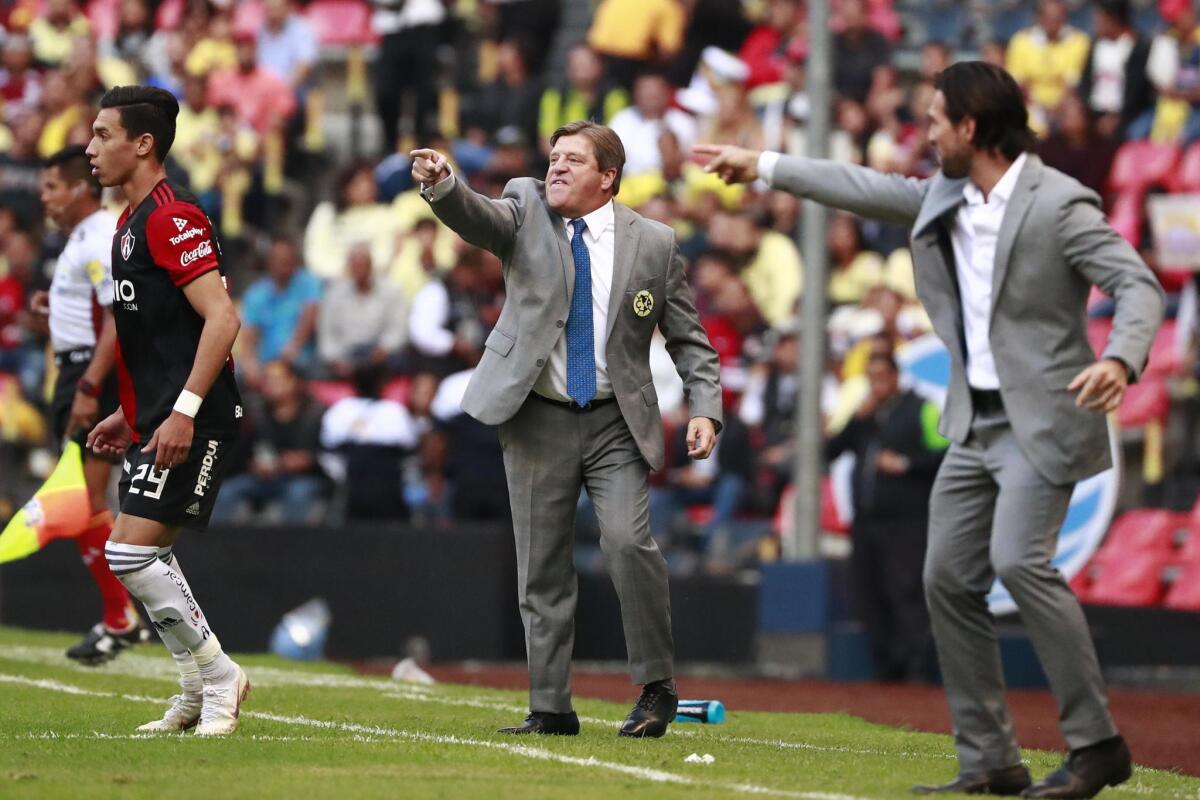 El técnico Miguel Herrera (c) de América da instrucciones a sus jugadores ante Atlas durante el juego correspondiente a la jornada 2 del torneo mexicano de fútbol celebrado hoy, sábado 28 de julio de 2018, en el estadio Azteca en Ciudad de México (México).