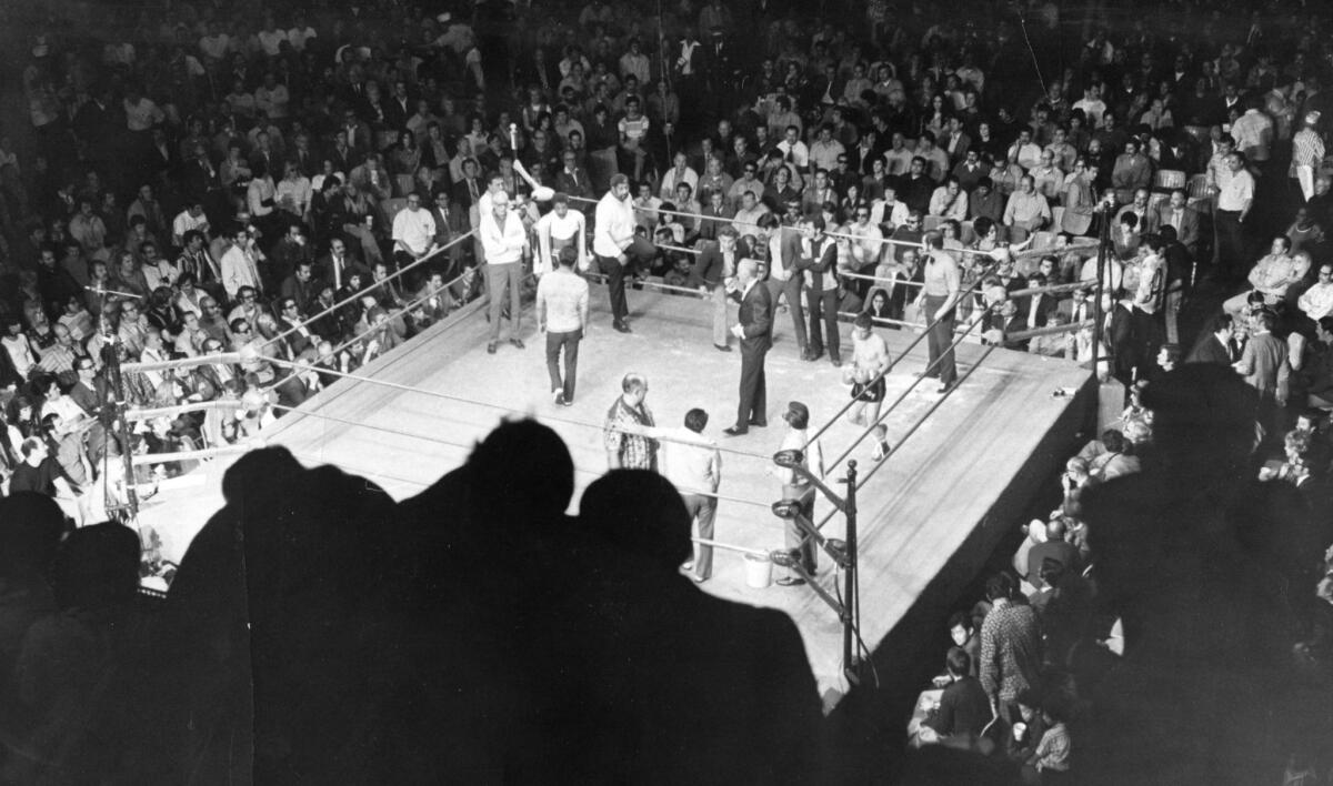 Una foto de archivo del Olympic Auditorium en 1974.