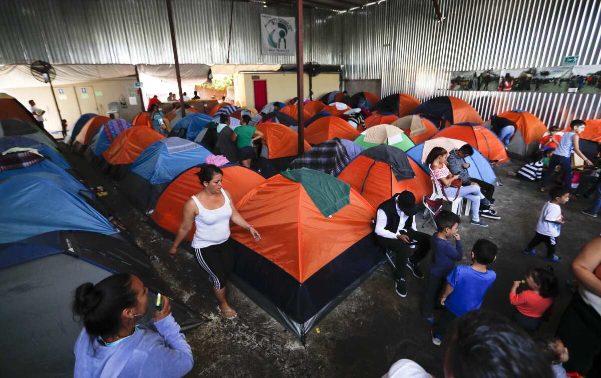 Tiendas de campaña llenan un albergue utilizado principalmente por migrantes mexicanos y centroamericanos que solicitaron asilo en Estados Unidos, en la frontera de Tijuana, México, el domingo 9 de junio de 2019. (AP Foto/Eduardo Verdugo)