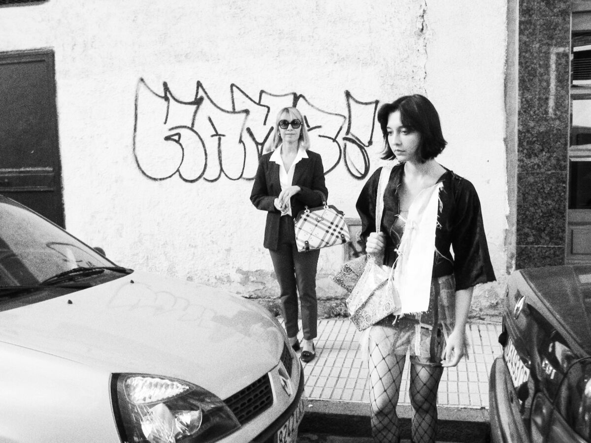Two women on a city street in the movie “El Planeta.”