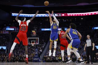 Stephen Curry (30), de los Warriors de Golden State, lanza a canasta ante Chris Boucher (25), de los Raptors de Toronto, en la segunda mitad del juego de la NBA que enfrentó a ambos equipos, en San Francisco, el 27 de enero de 2023. (AP Foto/Jed Jacobsohn)