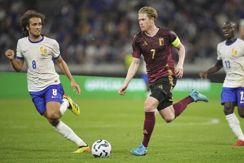 El francés Matteo Guendouzi, a la izquierda, corre para detener al belga Kevin De Bruyne durante el partido de fútbol de la Liga de Naciones de la UEFA entre Francia y Bélgica en el estadio Groupama en Decines, en las afueras de Lyon, Francia, el lunes 9 de septiembre de 2024. (AP Foto/Laurent Cipriani)