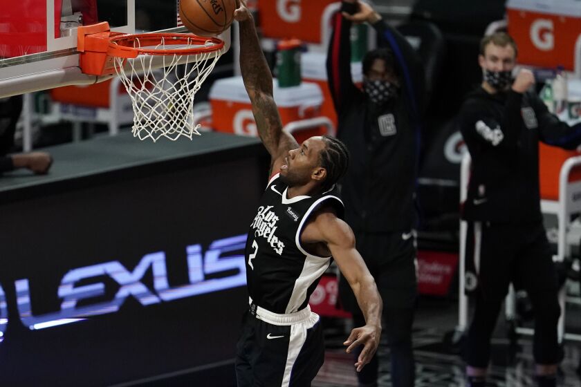 Los Angeles Clippers forward Kawhi Leonard (2) dunks against the Chicago Bulls during the second half.