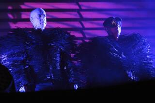 ARCHIVO - Los músicos Neil Tennant, izquierda, y Chris Lowe del dúo británico Pet Shop Boys durante su presentación en el Festival de Berlín en el terreno del antiguo aeropuerto de Tempelhof en Berlín, Alemania, el viernes 6 de septiembre de 2013. Cuarenta años y 50 millones de discos vendidos después Pet Shop Boys lanzará su nuevo álbum "Nonetheless" el viernes 26 de abril de 2024. (Britta Pedersen/dpa via AP, archivo)
