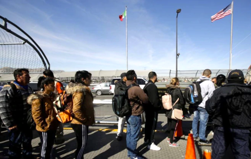 Migrantes esperan en el puente fronterizo de Ciudad Juárez - El Paso, Texas.