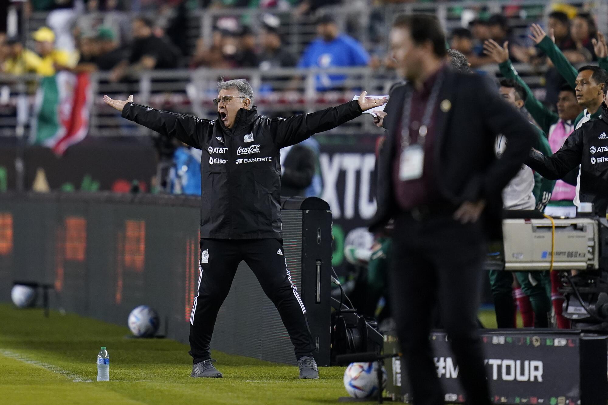 El técnico de México Gerardo Martino (izquierda) durante 