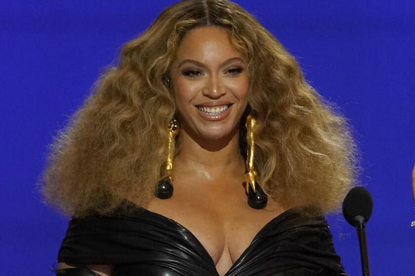 ARCHIVO - Beyoncé aparece en la 63a entrega anual de los Grammy en Los Ángeles el 14 de marzo de 2021. Beyoncé estrena su película de concierto esta semana titulada "Renaissance: A Film by Beyoncé". (Foto AP/Chris Pizzello, archivo)