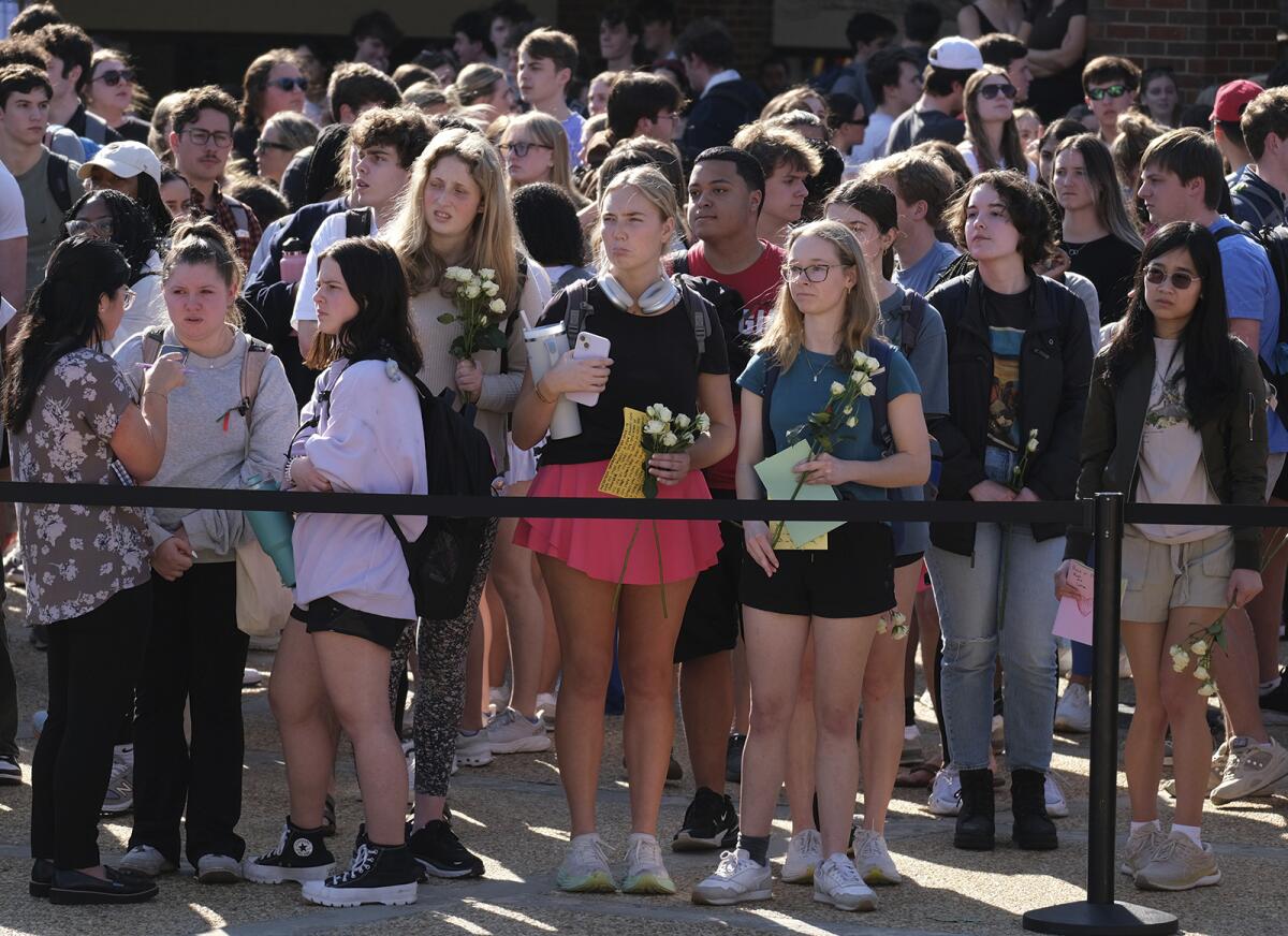 Estudiantes de la Universidad de Georgia se renen para rendir homenaje a Laken Riley en la Plaza Tate del campus de Athens, Georgia, el lunes 26 de febrero de 2024. (Nell Carroll/Atlanta Journal-Constitution via AP)