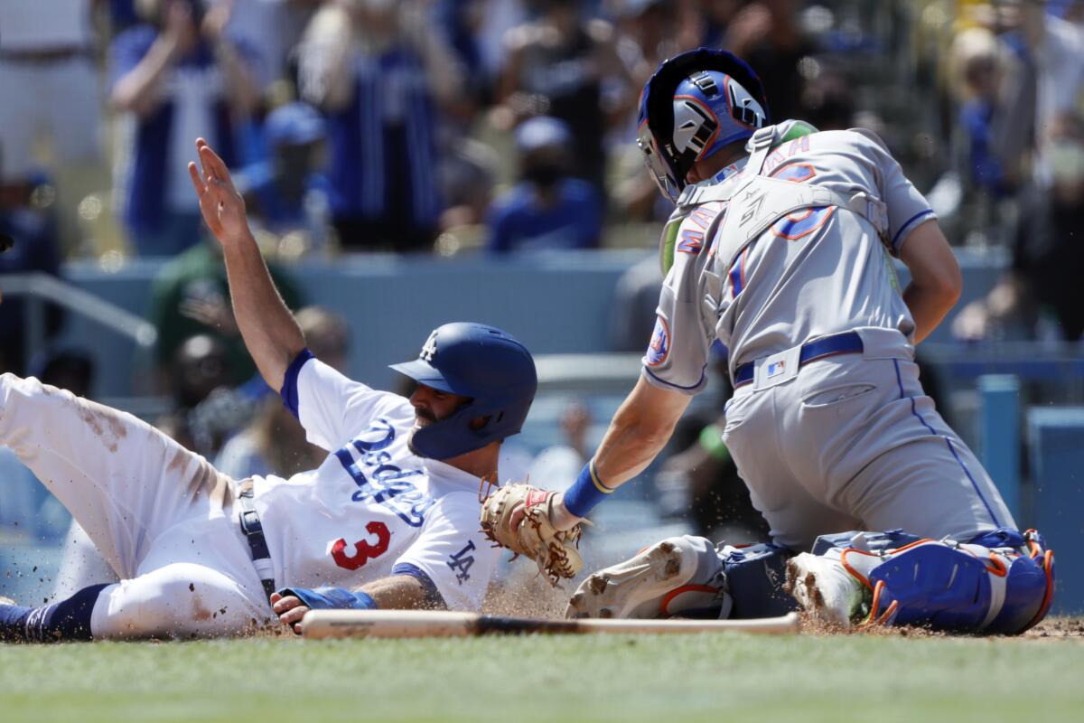 Chris Taylor beats a tag by New York Mets catcher Patrick Mazeika to score 