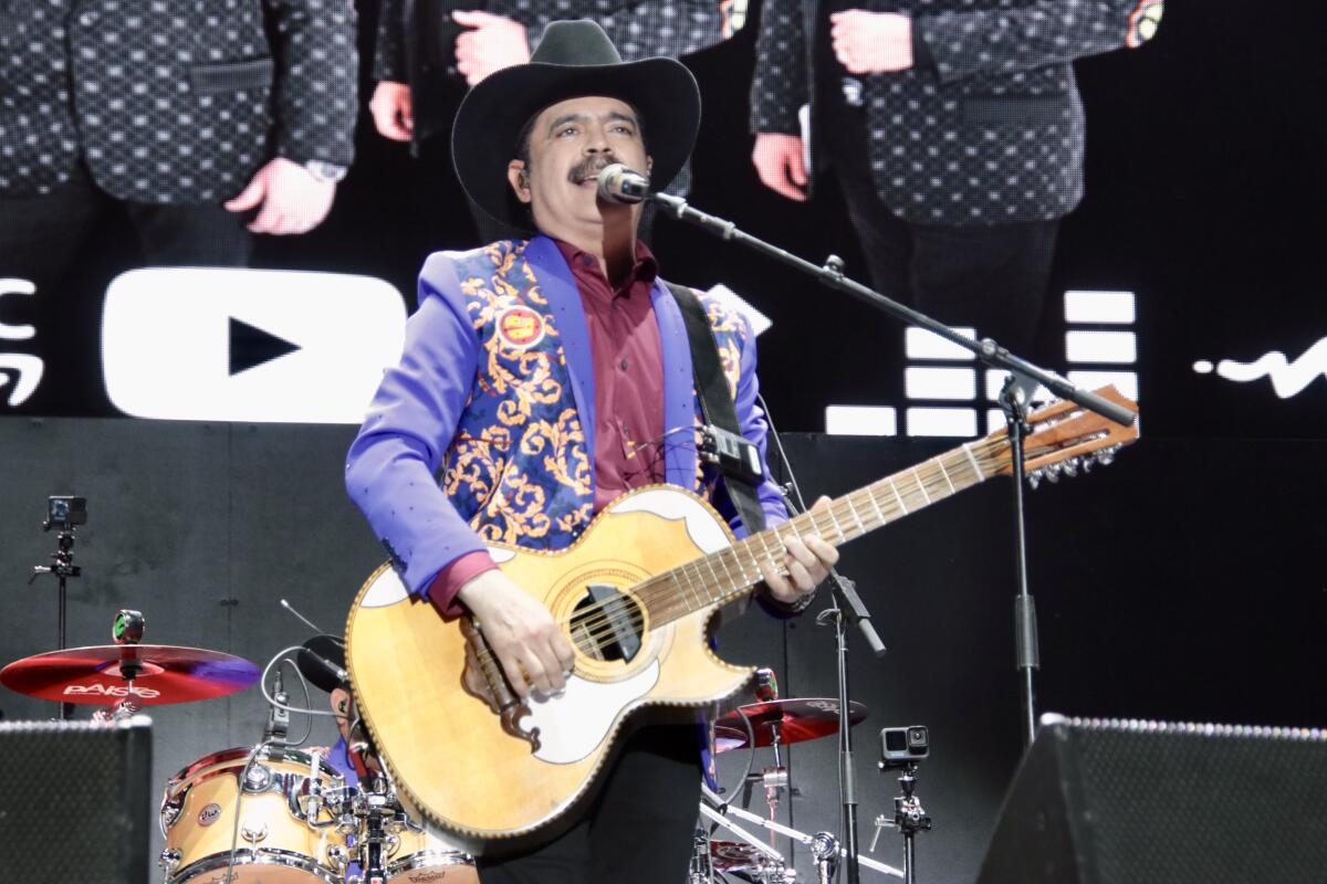 Mario Quintero y Los Tucanes de Tijuana hicieron vibrar a los fans al ritmo de "La Chona" y "El Tucanazo".