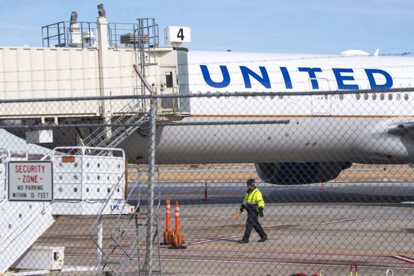 Miembros del equipo terrestre aseguran el sitio después de que un avión de United Airlines aterrizara de emergencia en el aeropuerto Lincoln el sábado 4 de febrero de 2023. (Kenneth Ferriera/Lincoln Journal Star vía AP)