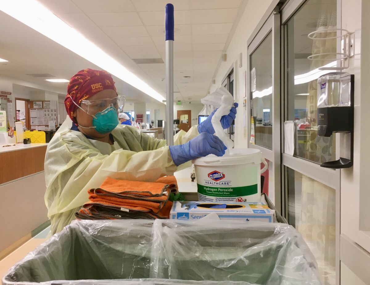 Armada con su equipo de limpieza, una salvadoreña asiste con su trabajo a  pacientes de coronavirus - Los Angeles Times