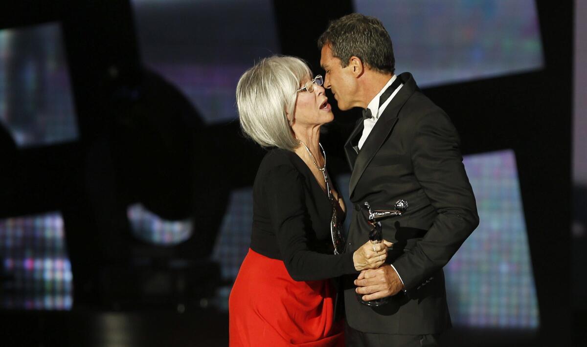 El actor Antonio Banderas recibe de manos de la actriz y cantante puertorriqueña, Rita Moreno, el premio Platino de Honor por toda su carrera, durante la ceremonia de entrega de la segunda edición de los Premios Platino del Cine Iberoamericano.