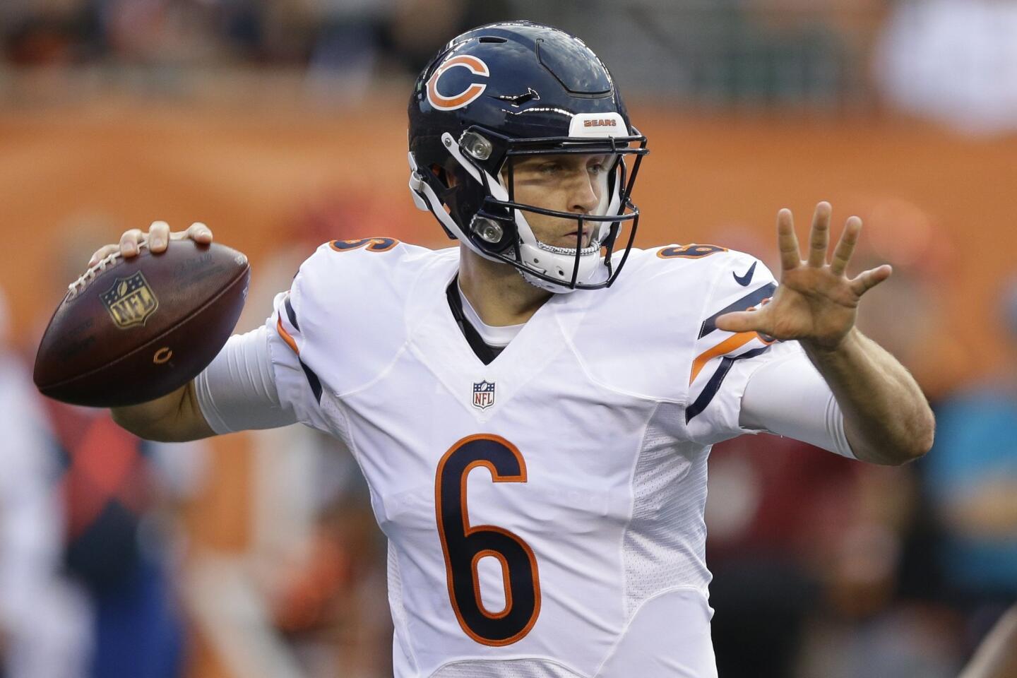 Bears quarterback Jay Cutler looks to pass in the first half.