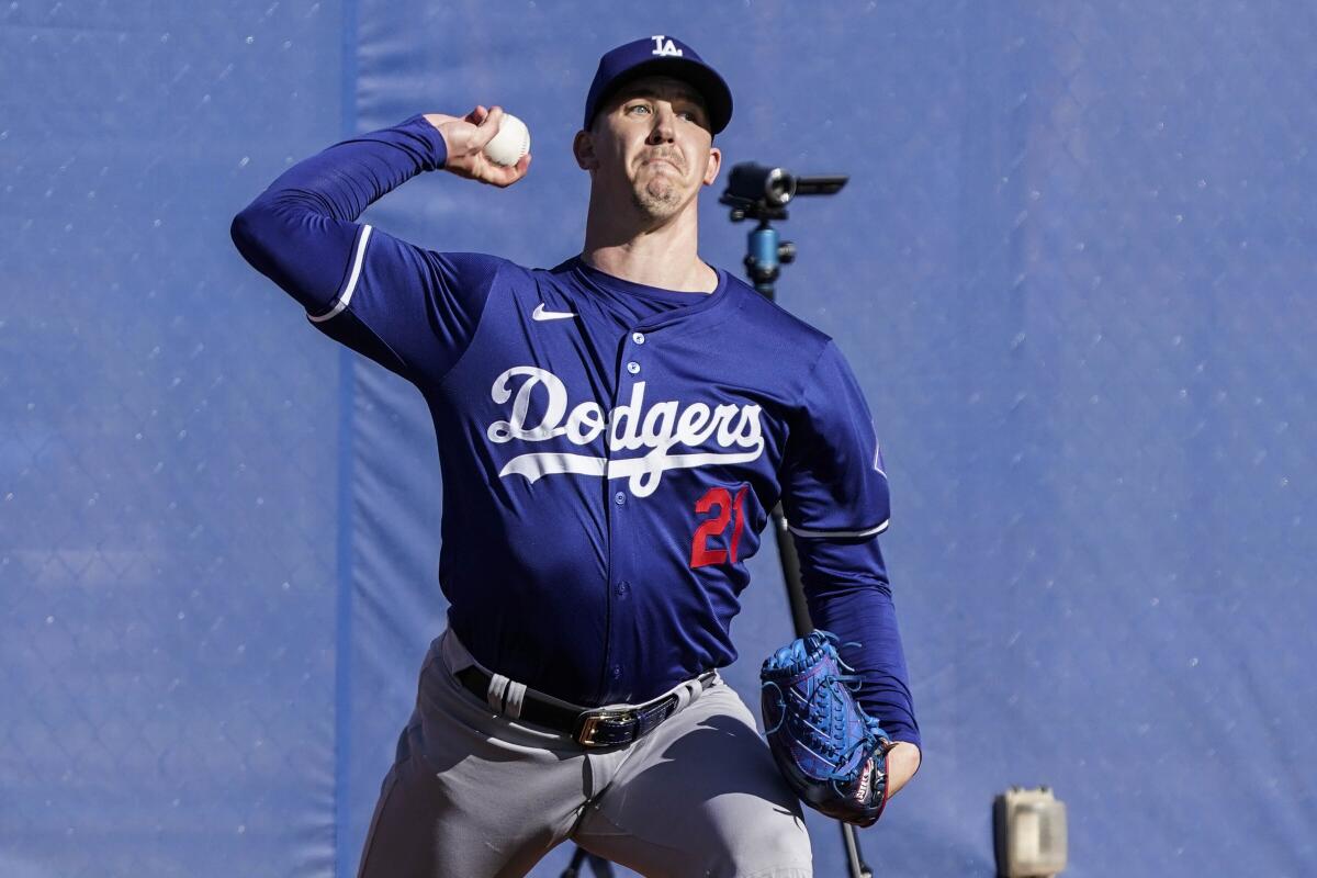 El lanzador de los Dodgers, Walker Buehler, lanza en los entrenamientos de primavera en febrero.