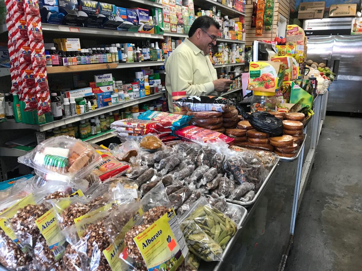 Los mini-supermercados se encuentran en este corredor, al que acuden los inmigrantes locales y de otras ciudades en busca de medicinas, especies, dulces, galletas y otros productos.