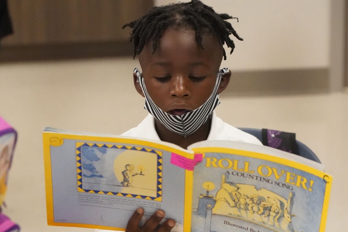  Taiden Watkins reads on first day of school in Florida.