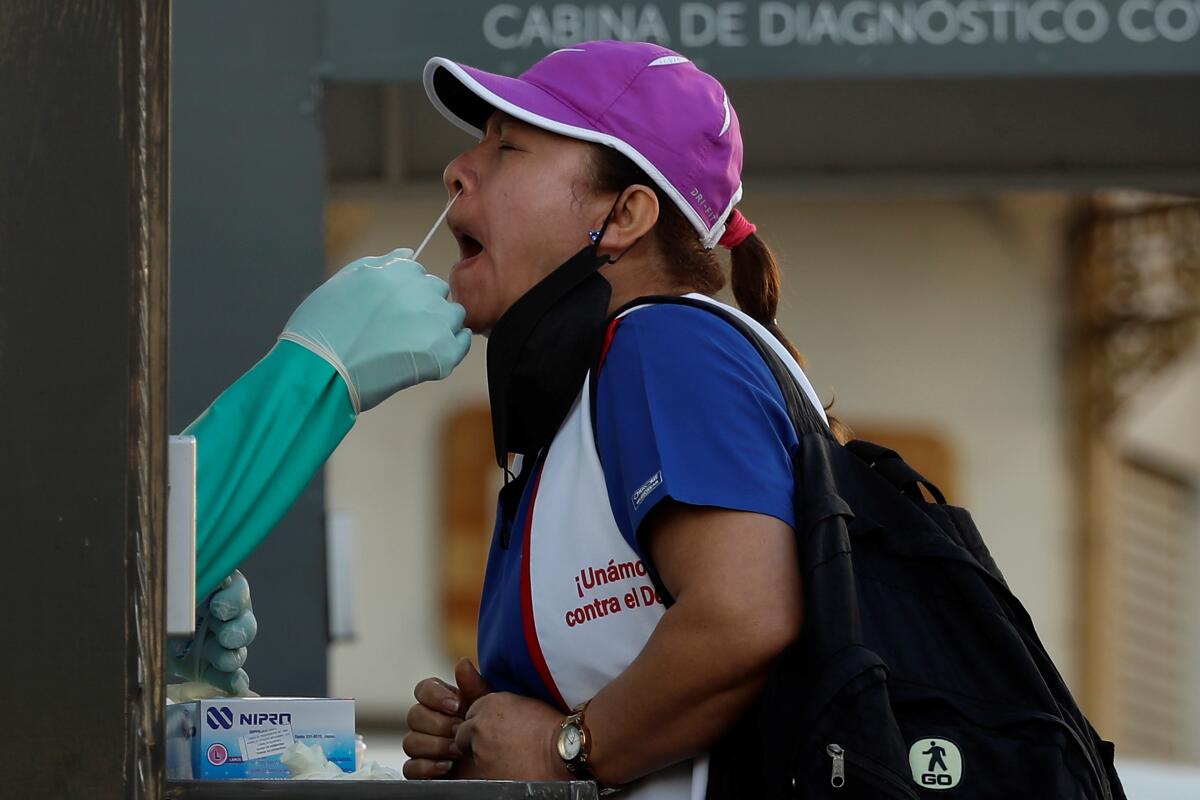 Salvadoreños abarrotan la capital por pruebas covid en medio del alza de casos