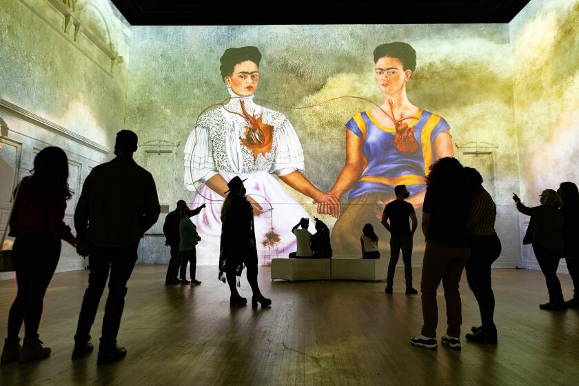Mediante una exhibición privada a los medios, antes de su apertura al público del 31 de marzo, el arte de Kahlo brilla desde ya sobre las enormes paredes del Lighthouse Los Angeles.