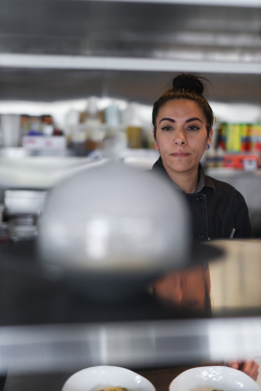 La Head Chef Daniela Martinez ai fornelli di Semola, un progetto gastronomico di Ambrogio15
