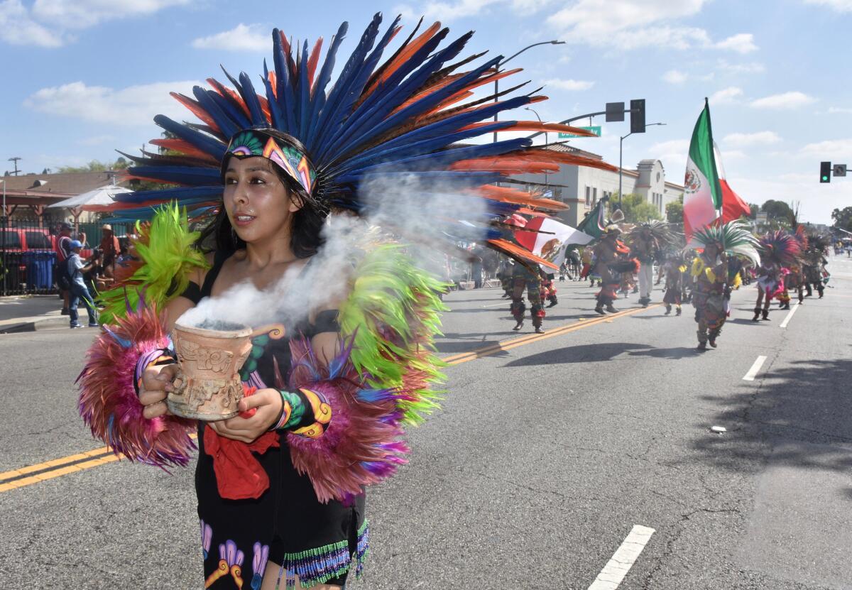Bailarines aztecas danzan en el vecindario más mexicano de la urbe: el Este de Los Ángeles. Desde 1946 celebran las fiestas patrias mexicanas en Estados Unidos.