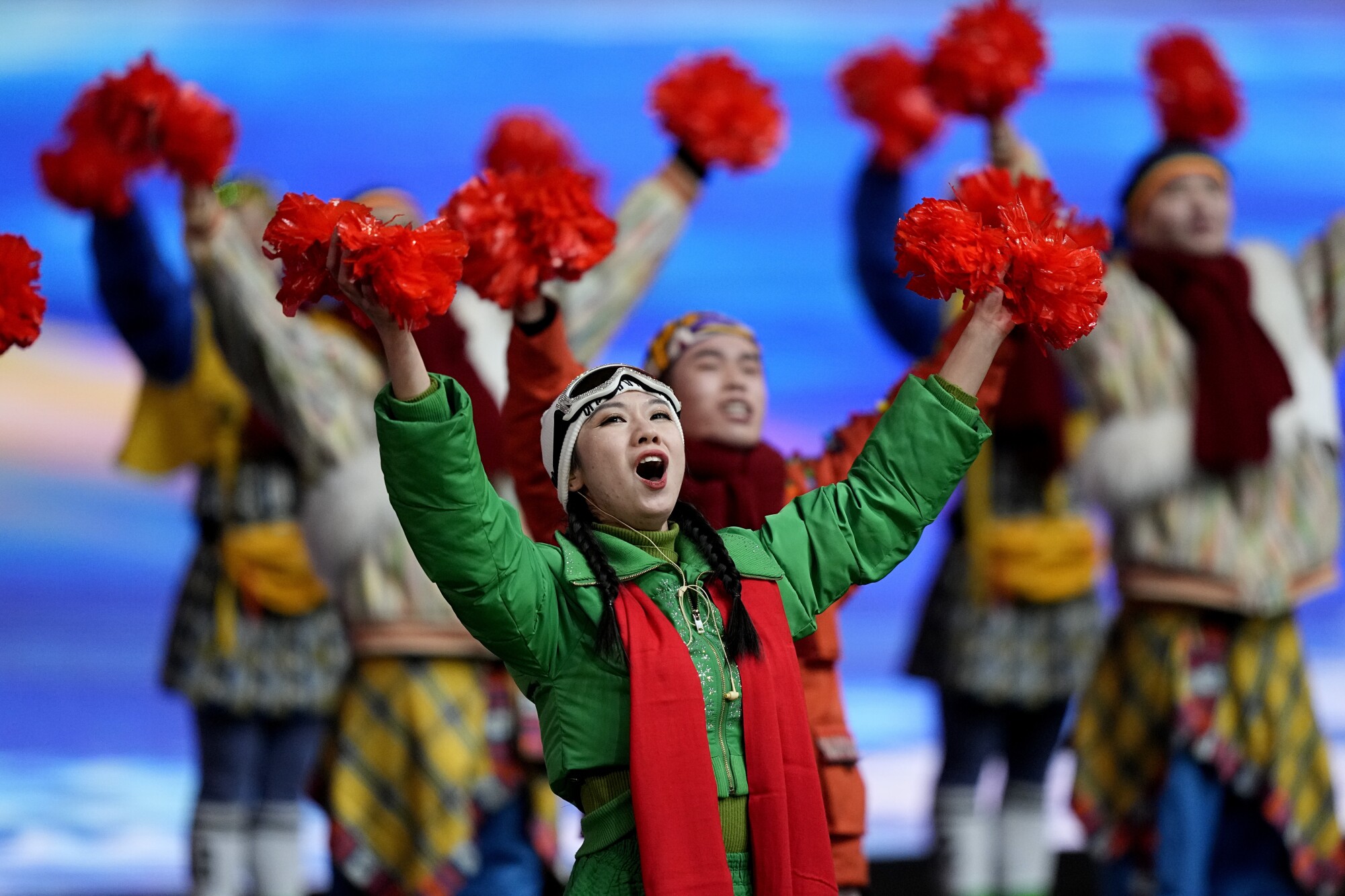 Schauspieler jubeln, als Chinas Präsident Xi Jinping zur Eröffnungszeremonie der Olympischen Winterspiele 2022 in Peking eintrifft.
