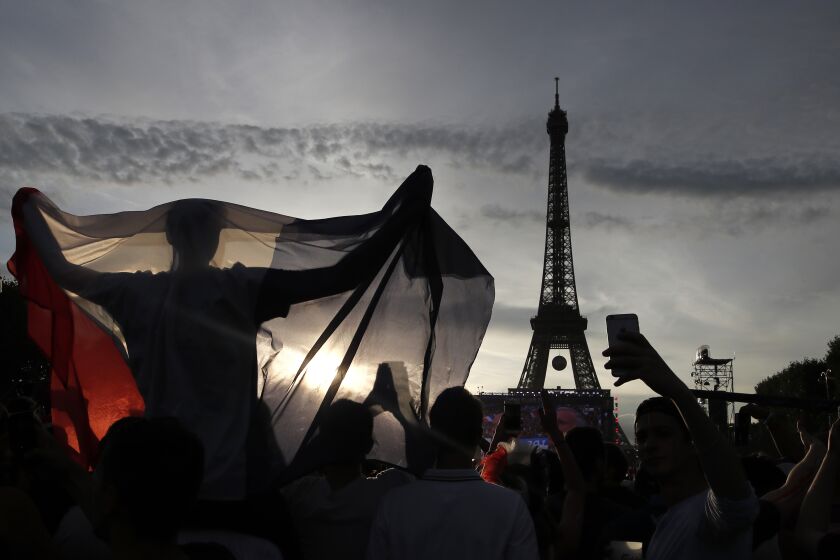 En esta imagen de archivo, un aficionado despliega una bandera de Francia en una zona habilitada para hinchas en las inmediaciones de la Torre Eiffel, durante un juego de la Eurocopa 2016 entre Portugal y Francia, el 10 de julio de 2016 en París. (AP Foto/Laurent Cipriani, archivo)