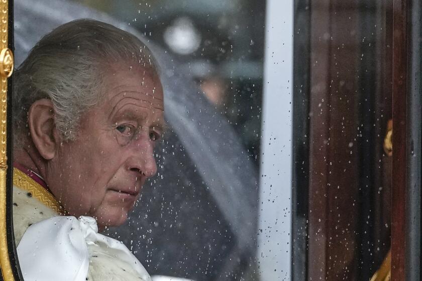 En esta foto de archivo se ve al rey Carlos III cuando se dirige a la Abadía de Westminster antes de su ceremonia de coronación en Londres el sábado 6 de mayo de 2023, en Londres.