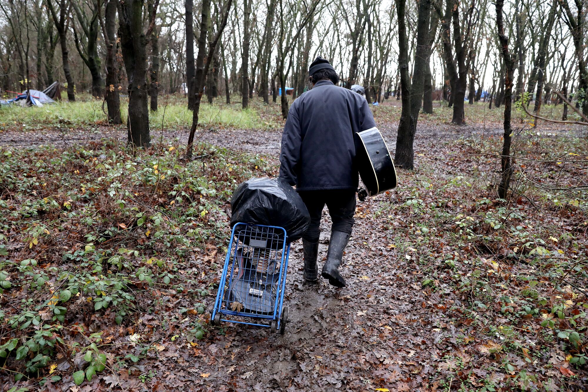 Antonio Rico enlève certaines de ses affaires de son camp dans un campement de sans-abri inondé sur l'île de Bannon. 