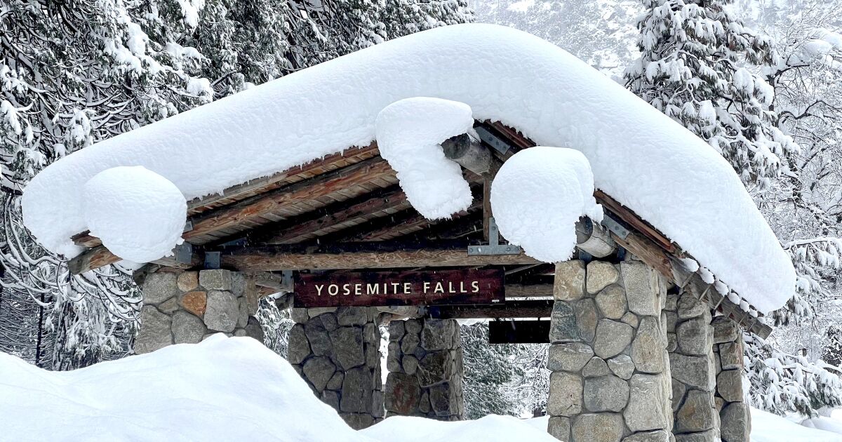 Yosemite onlarca yıllık kar rekorunu kırdı ve parkı süresiz olarak kapattı