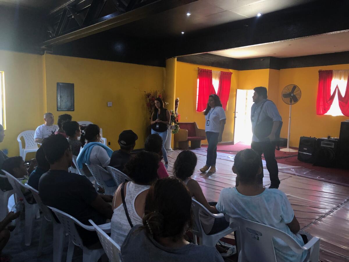 Representantes de la Oficina del Alto Comisionado de las Naciones Unidas para los Refugiados se reúnen con migrantes en el refugio Ágape Misión Mundial en Tijuana. 