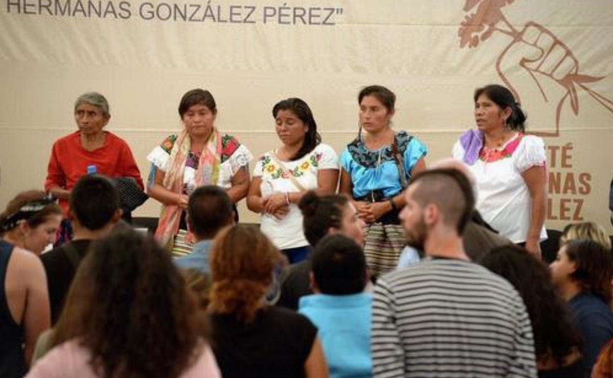 Delia Pérez (i), madre de las indígenas Ana (2i), Beatriz (c) y Celia González (2d) asisten junto a una traductora a un acto publico en la localidad de Ocosingo en el estado de Chiapas (México), donde el estado mexicano ofreció disculpas a mujeres indígenas que fueron violadas en 1994. EFE/Carlos López
