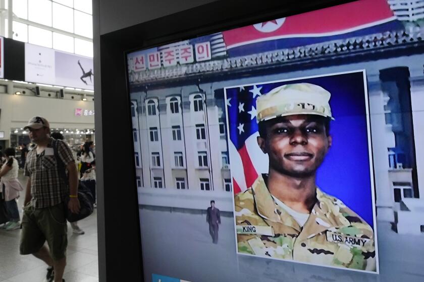 En esta imagen de archivo, una pantalla de televisión muestra una imagen de archivo del soldado Travis King durante un noticiero, en la estación de trenes de Seúl, Corea del Sur, el 16 de agosto de 2023. (AP Foto/Ahn Young-joon, archivo)